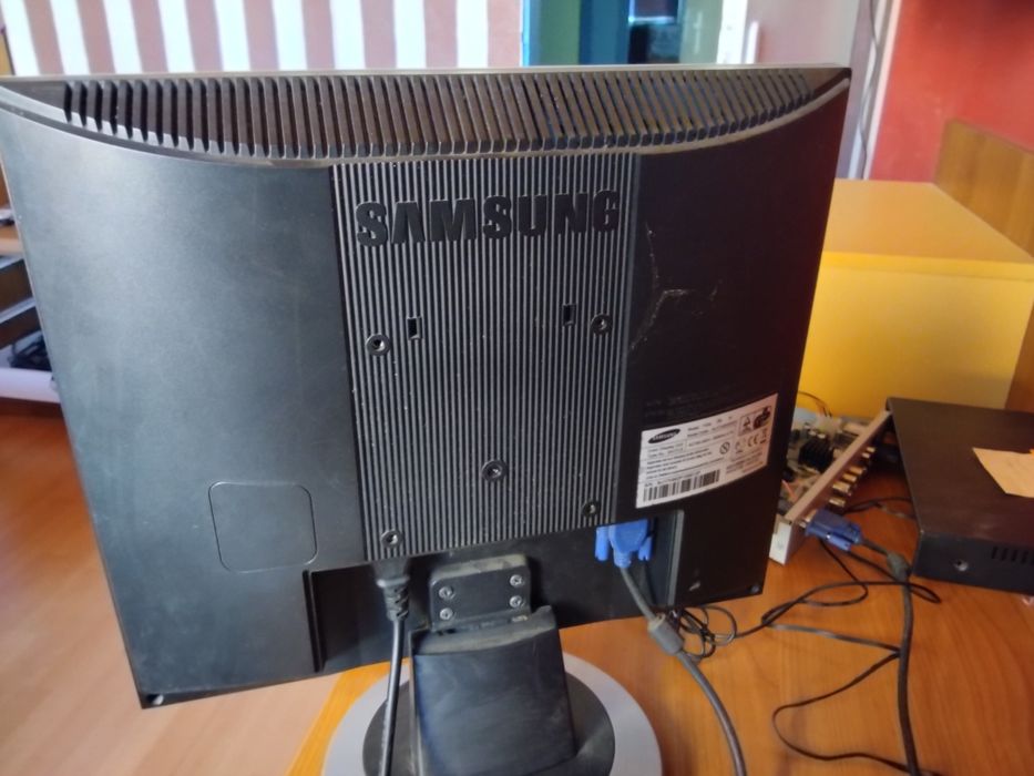 оригинален 17 инчов монитор Самсунг-перфектен