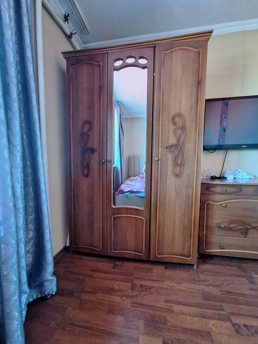Шкаф и камод из дерева