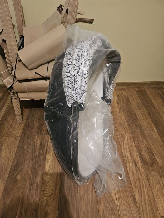 Детска количка унисекс в бяло и черно