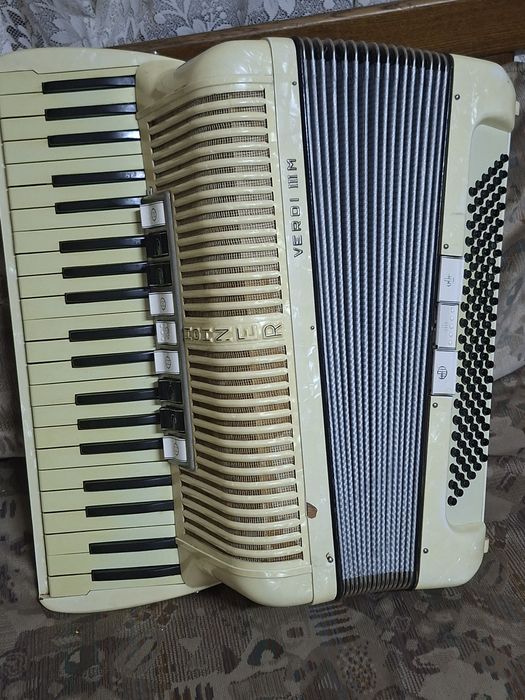 Vând acordeon Hohner Verdi III M