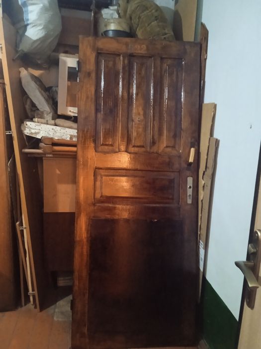 Деревянная дверь, в хорошем состоянии