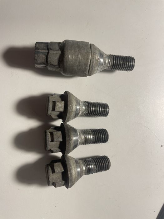 Set antifurt auto - 4 prezoane+ cheie