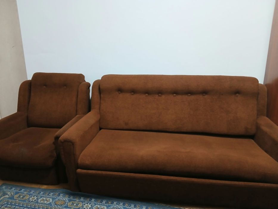 Продам коричневай диван который раскладывается и 2 кресло
