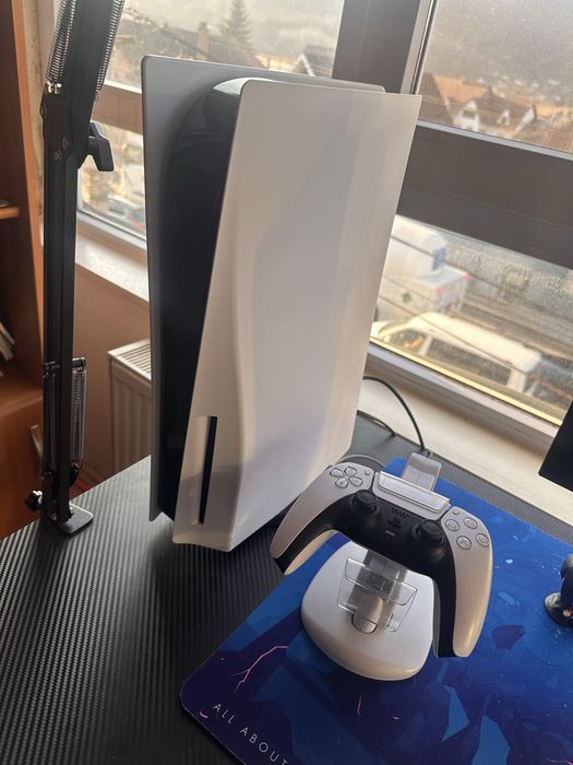 Vand Playstation5 varianta cu disk, maneta, jocuri si stand incarcare