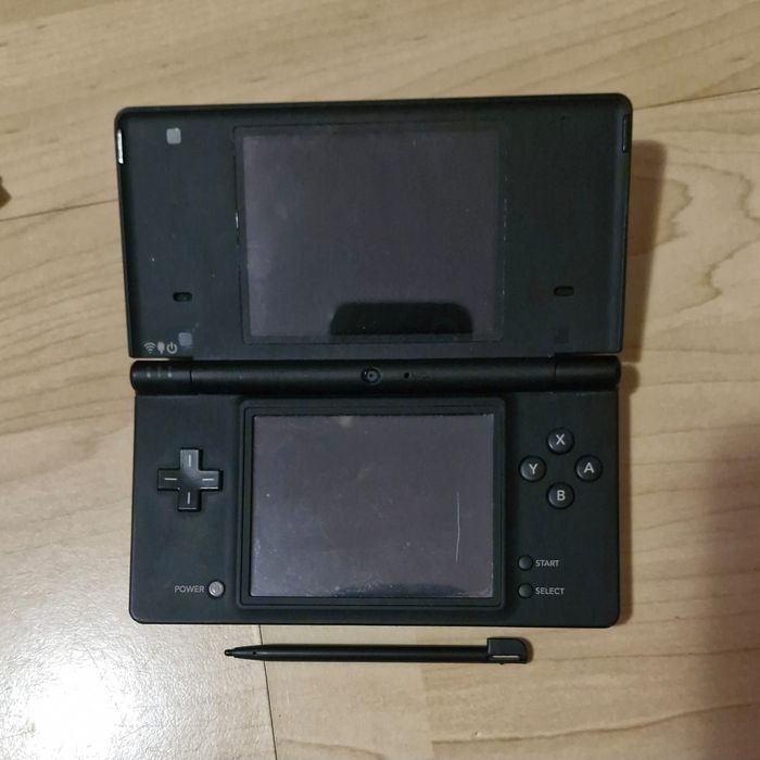 Nintendo DSi + зарядно