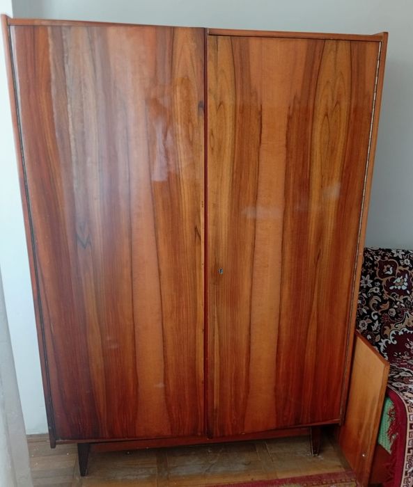 Mobila lacuita  vitrine cu sticala