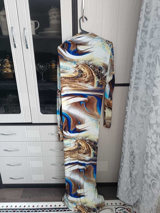 4 платья, на выход длинные ,красивые, цветные и черные