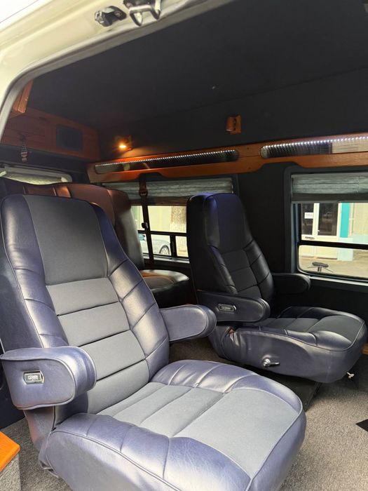 Ford Econoline 7 kishilik v8-5.5 mator