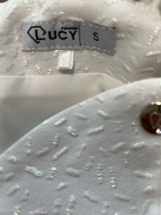 Бяла рокля със сиво по нея