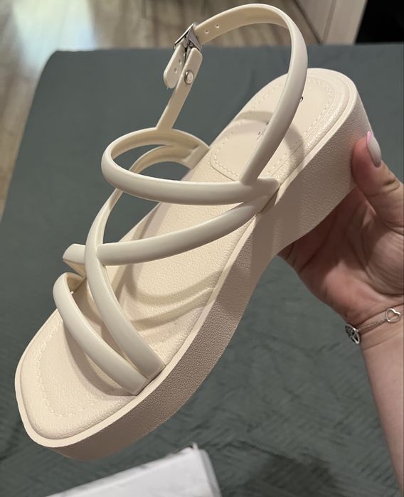 Дамски сандали в бежово