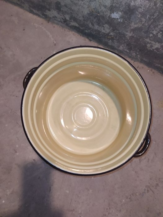 Емайлирана тенджера