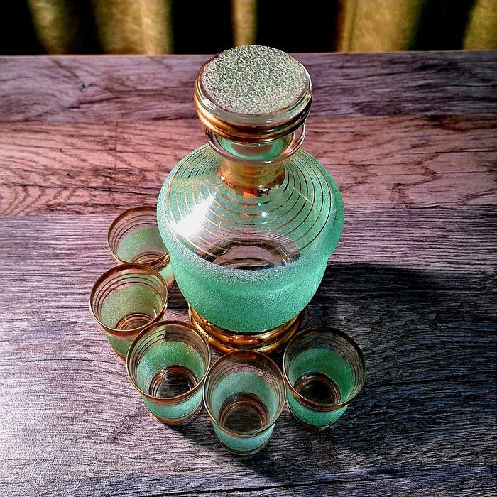 Зелёный графин с 5 рюмками