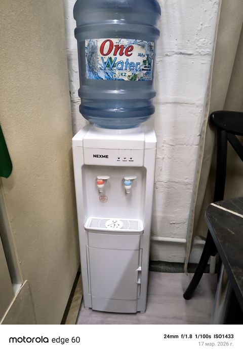 Диспенсер с бутылками