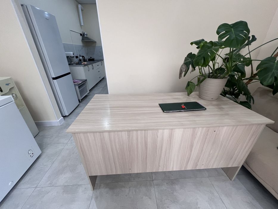 Продается офисный стол