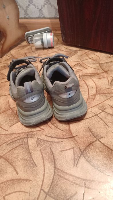 Продам кроссы на флисе