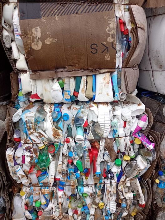 Deșeuri plastic PET, ambalaje detergenți + mobilier vechi
