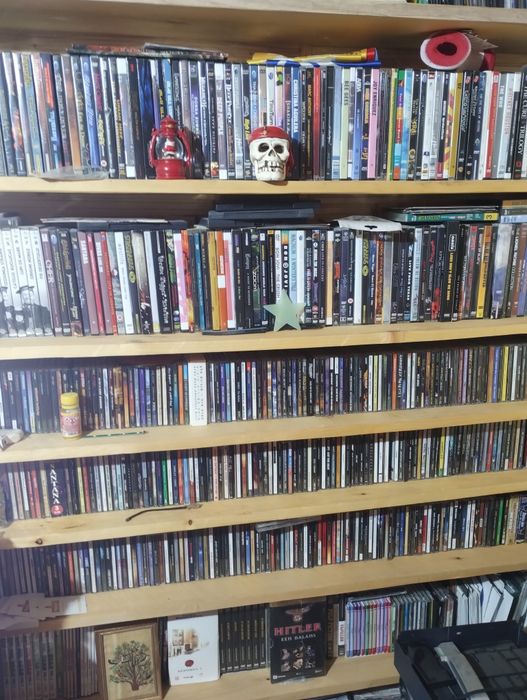 Vind colecție DVD-uri ,și CD-uri