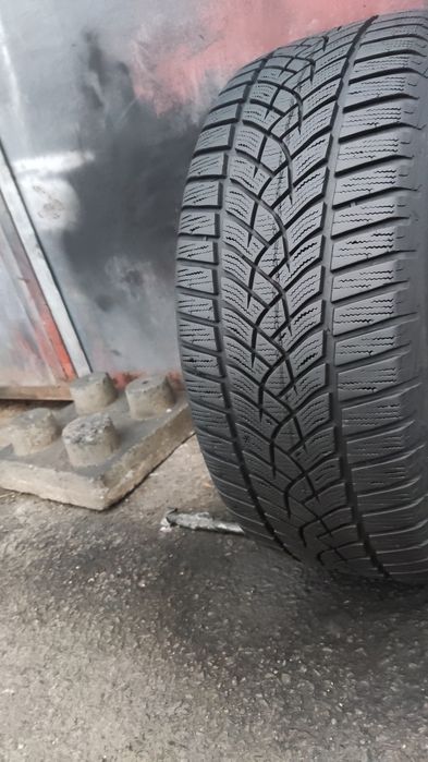 1бр. зимна гума 215/50/17 GoodYear Ultra Grip Performance 
dot22
6.8mm