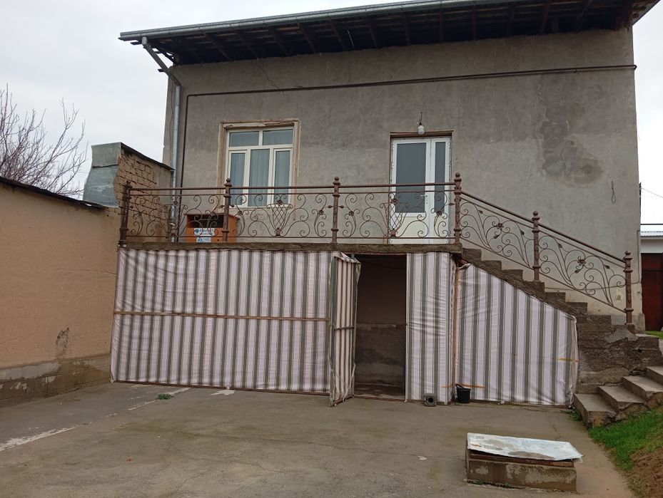 Куктеракда 8 сотух, 4 хонали уй, барча шароитлари билан. 180000 у.е.