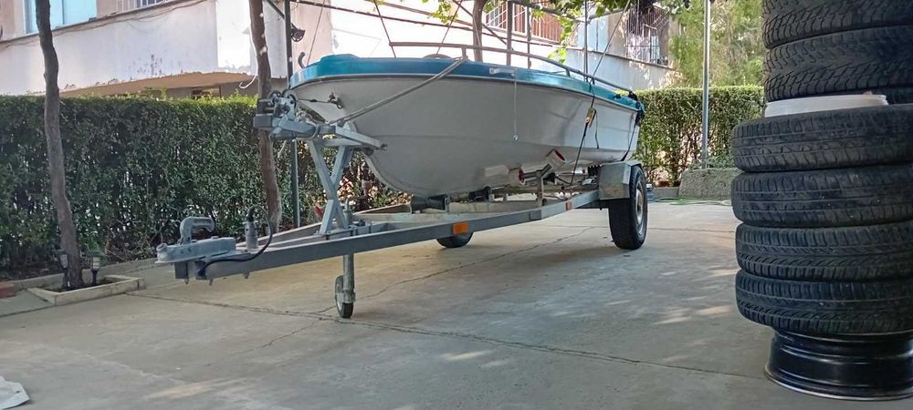 Лодка с двигател