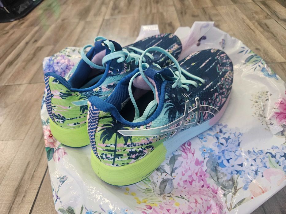 Дамски маратонки ASICS NOOSA