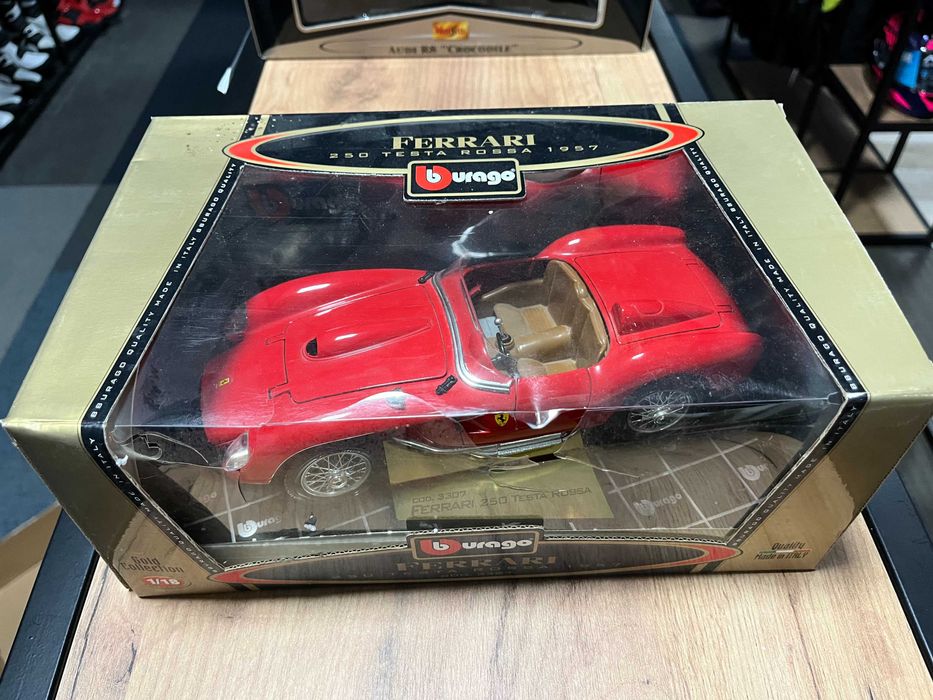 BBURAGO метална колекционерски модел FERARRI 250 TESTAROSSA 1:18