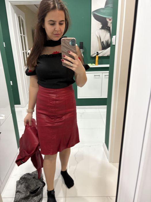 Червен костюм+черна блузка