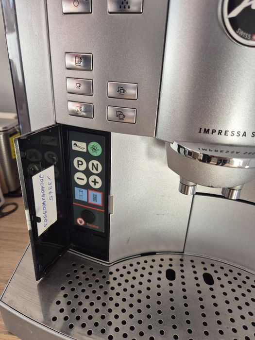 Швейцарска автоматична кафе - машина (кафеавтомат) марка Jura