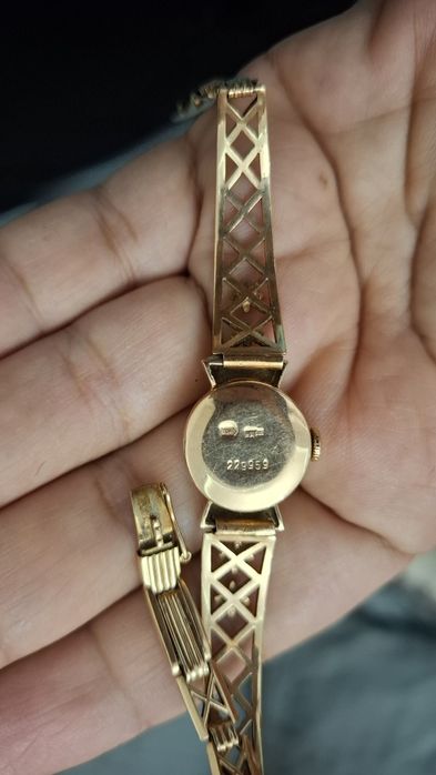 Бриллиант кузли тилла соат сотилади