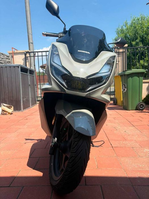 Vand scuter Honda PCX 125 - 2200 km - stare perfecta - garantie 2 ani!