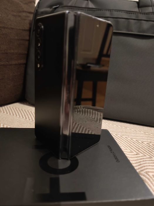 Продавам Samsung Galaxy Z Fold 4 перфектен с 6 месеца гаранция
