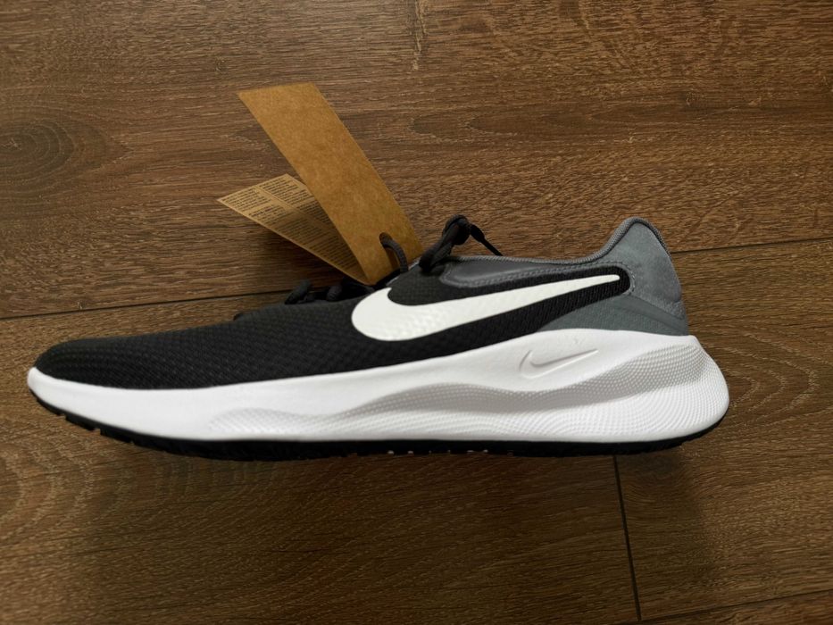 новые кроссовки Nike Revolution