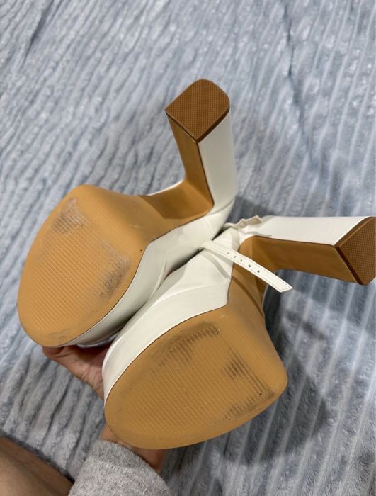 Продам туфли на каблуке белые