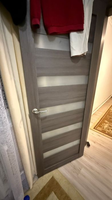 Продается двери коричнево цвета