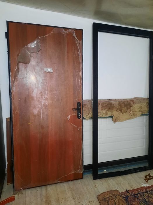 Продам металических двери 0,96х205