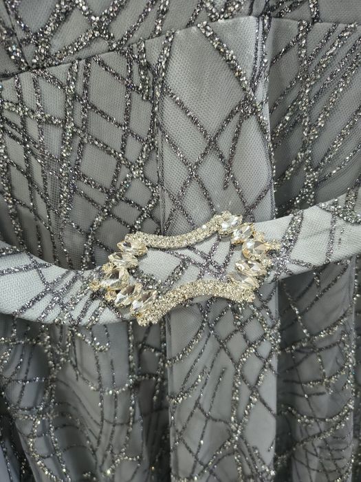 Официална дълга рокля.