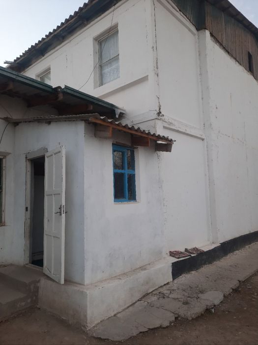 11 sotxli va 8 xonali uy sotiladi