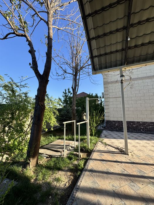 Двухэтажный дом с навесом