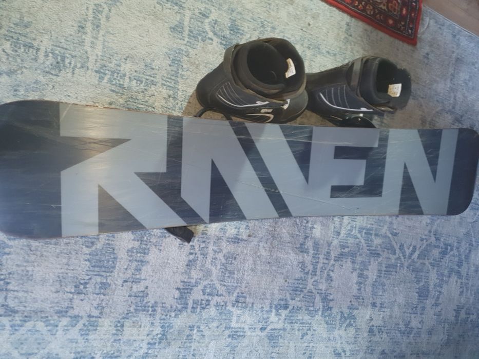 Vând placă de snowboard este foarte bună