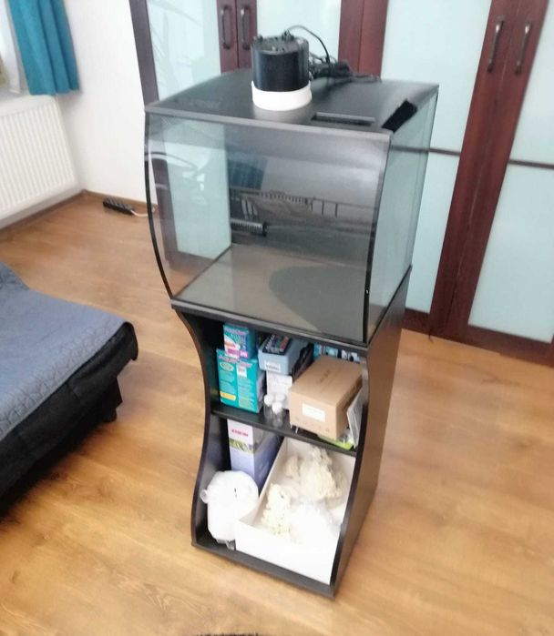 Nou, nefolosit! Acvariu Fluval 57 l forma arcuita, cu iluminare Led, filtru, pompa + Dulap inferior + Extra incalzitor, filtre