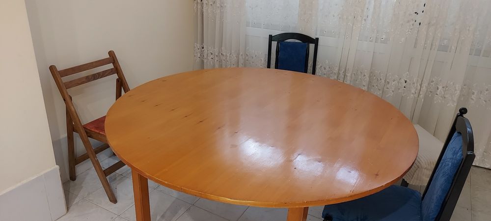 Кръгла трапеза маса