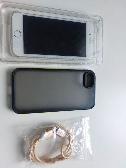 Telefon iPhone 6 cu husa, folie sticlă si cablu încărcare