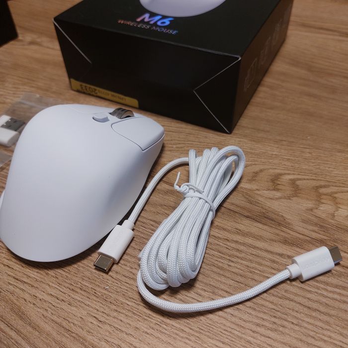Безжична ергономична мишка Keychron M6 White (Пълен комплект)