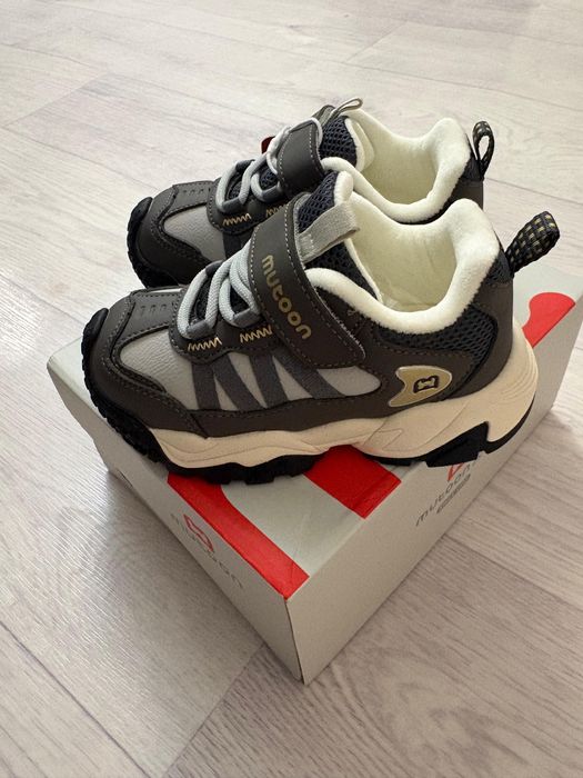 Детский кроссовки размер 24 на 3-4 годика