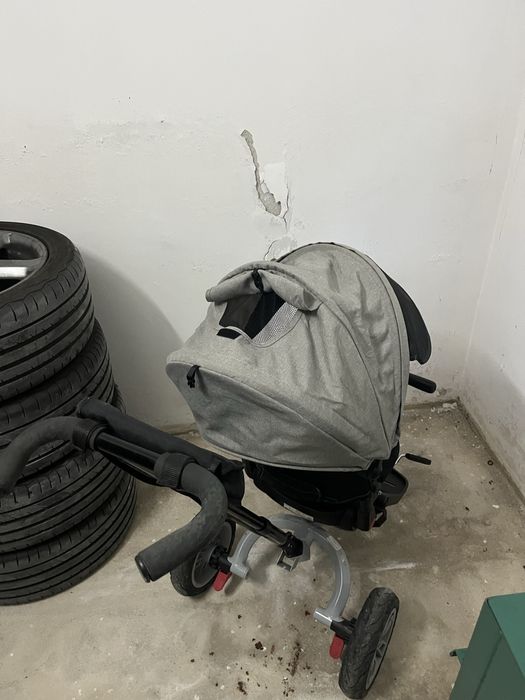 Триколка с въртяща седалка и спускащ се сенник