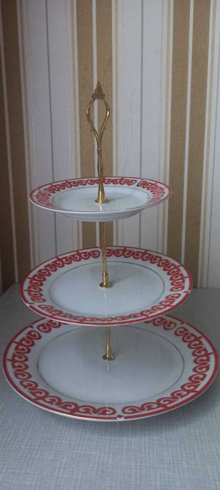 Трехъярусная конфетница,для орехов и сухофруктов
