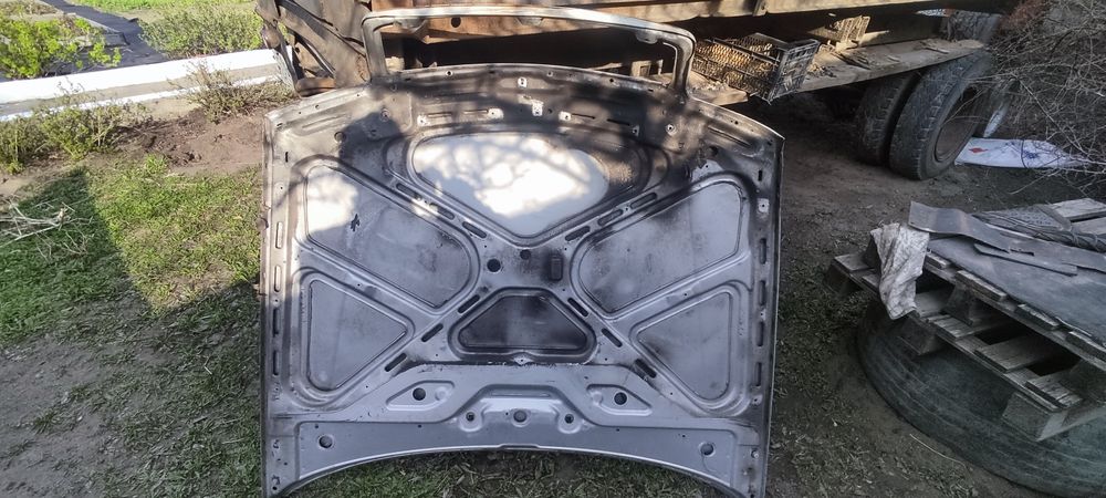 Капот на audi 100 c4