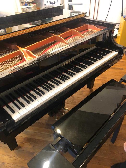 Vand pian Yamaha (practic nou) la un pret mai mic decat in magazin