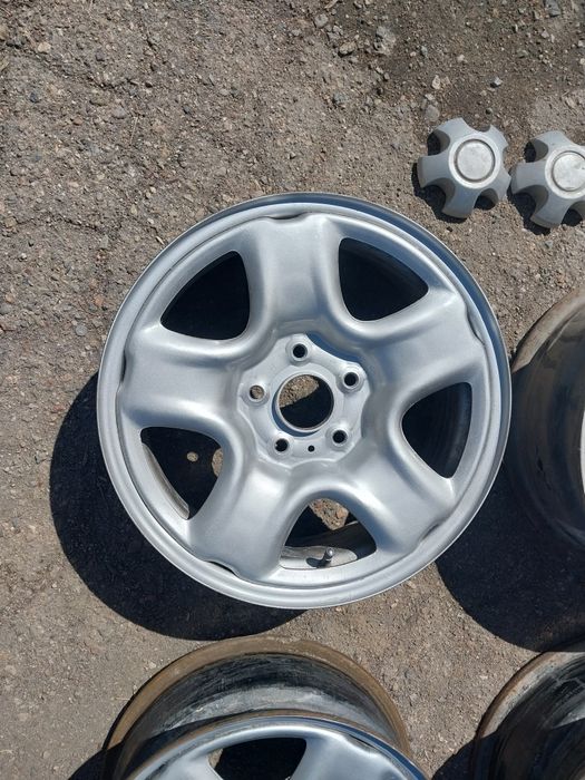 Диски R16 железные. На Toyota Rav 4