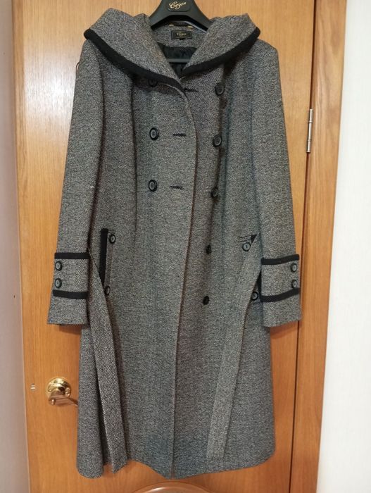 Пальто демисезонные. Шерсть. С капюшоном. Размер 50. Очень стильное.
